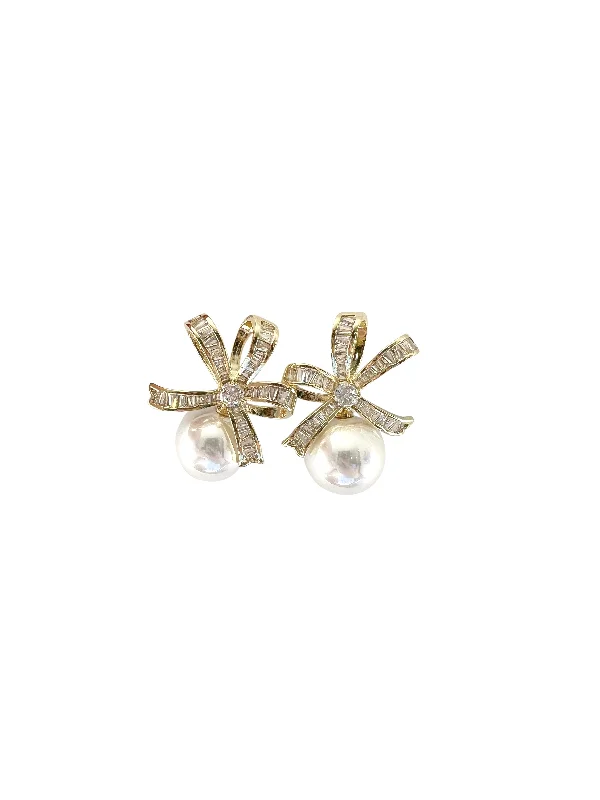 Ladies gold hoop earrings-Pearl Ribbon Earring