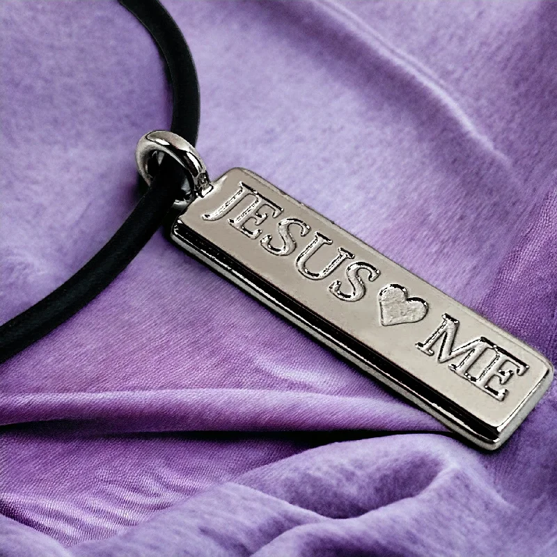 Ladies twisted necklaces-Jesus Loves Me Necklace With Gunmetal Finish