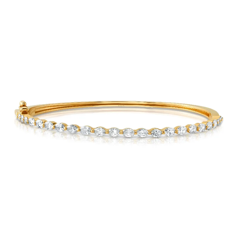 OVAL DIAMOND BANGLE, 14kt GOLD