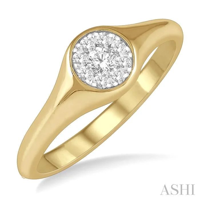 Ladies twisted rings-ROUND SHAPE LOVEBRIGHT ESSENTIAL DIAMOND SIGNET RING